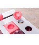 Gato jugando con el Cat Activity Brain Mover, un juego de estrategia y rompecabezas.