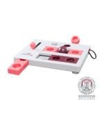 Gato jugando con el Cat Activity Brain Mover, un juego de estrategia y rompecabezas.